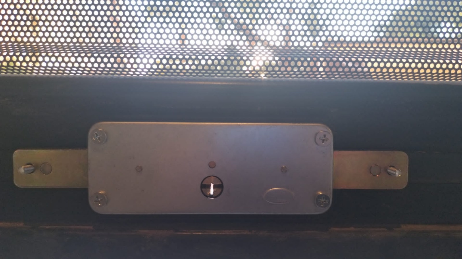 Cerradura de buzón metálico — abrir buzones y trasteros sur Alicante