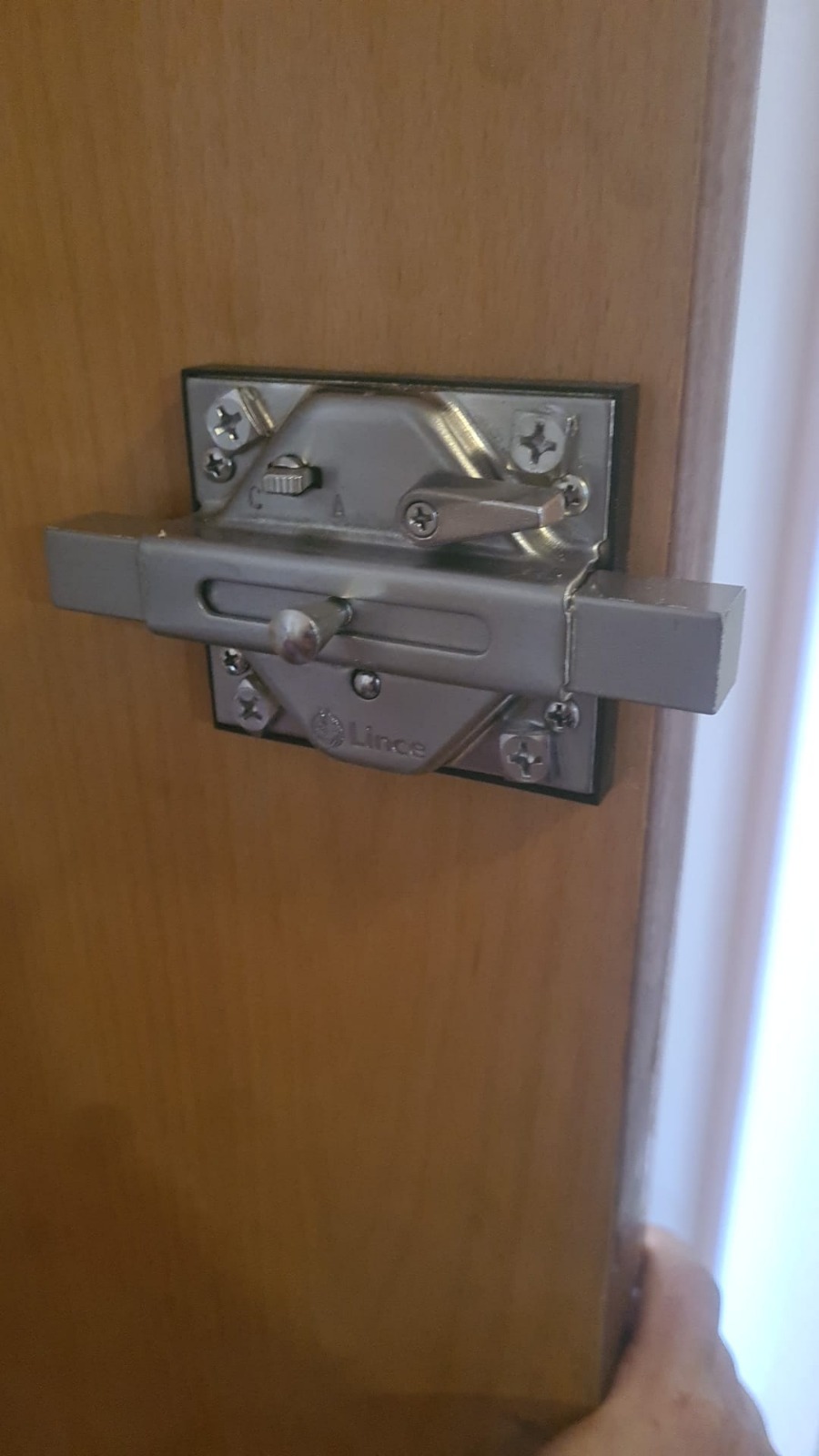 Cerrojo de seguridad Lince instalado en puerta — cerrajero sur Alicante