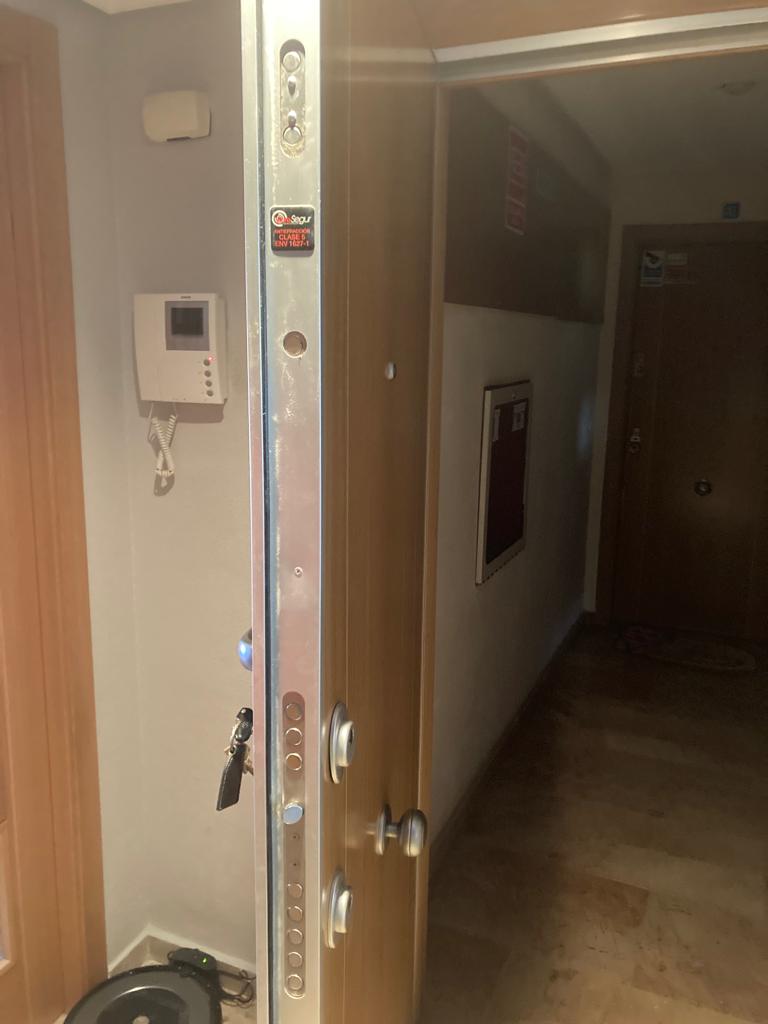 Puerta acorazada con mecanismo multipunto abierta — cerrajero sur Alicante