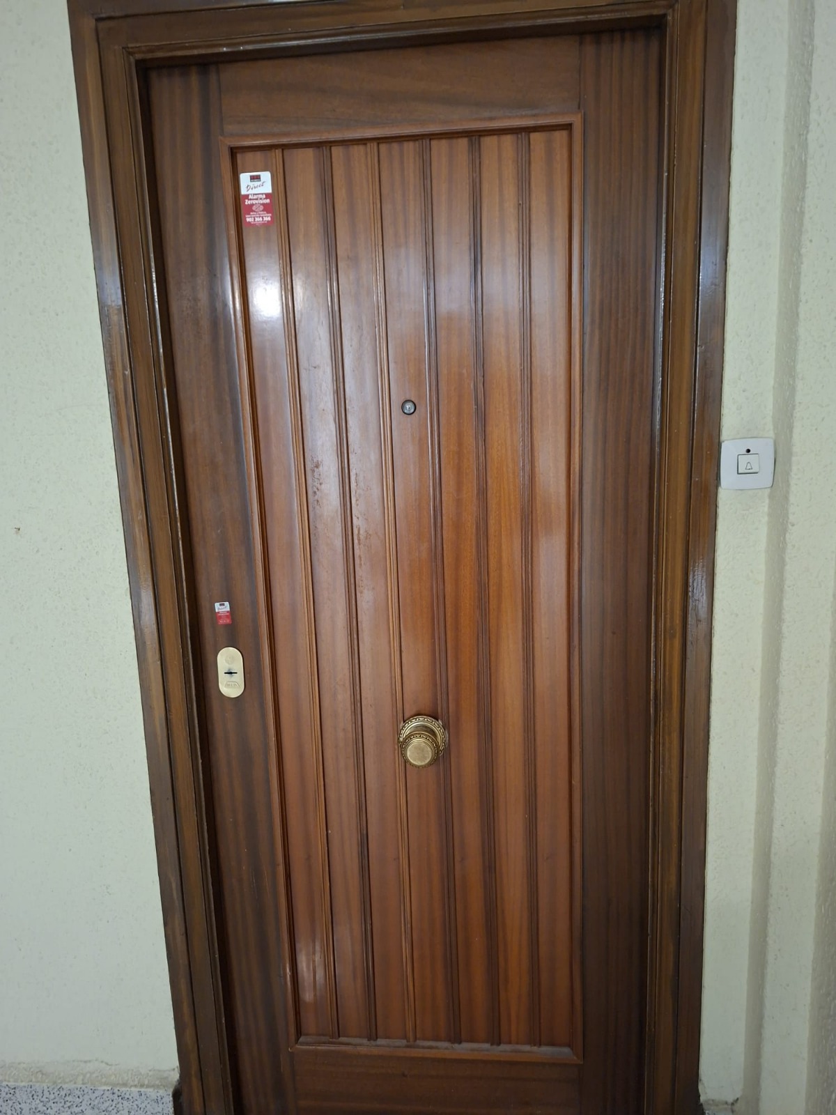 Puerta blindada de madera instalada